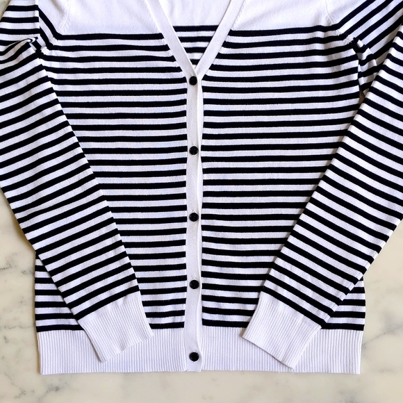 NWT. H&M Rayon Nylon Spandex Black and White Stripes Knit Cardigan V-Neck Top. - Picture 4 of 4